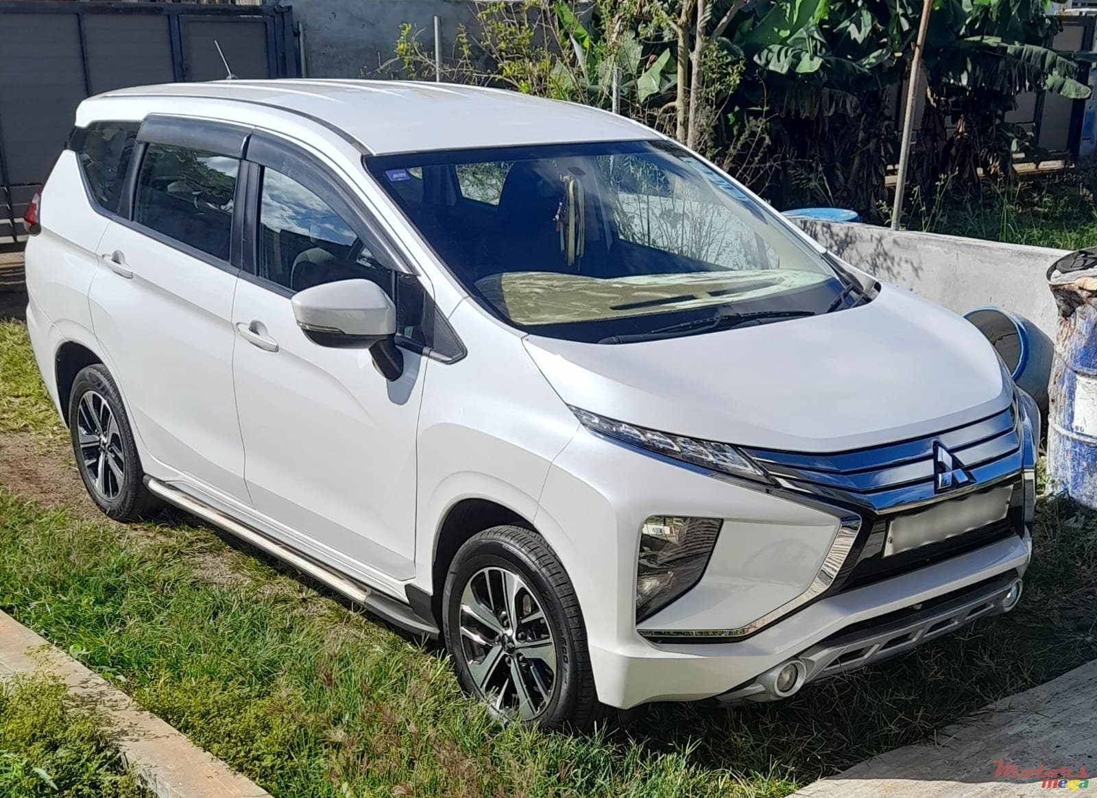 2020' Mitsubishi Space Wagon photo #3