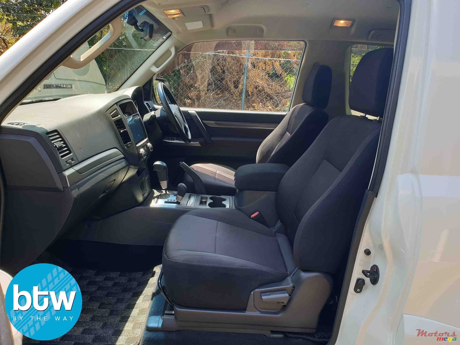 2015' Mitsubishi Pajero Short Base AWD V6 photo #3