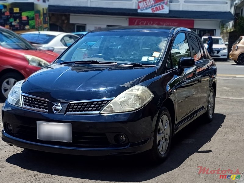 2011' Nissan Tiida photo #2