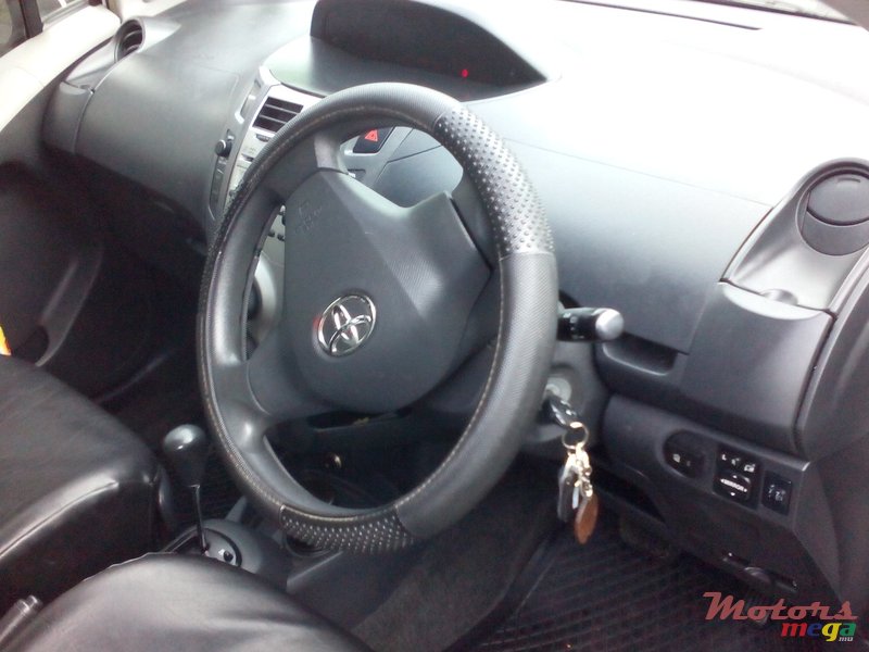 2009' Toyota Vitz photo #2