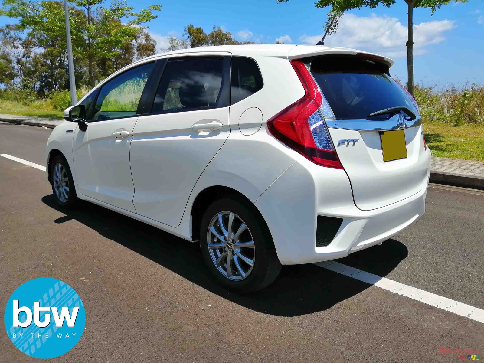 2014' Honda Fit Hybrid photo #2