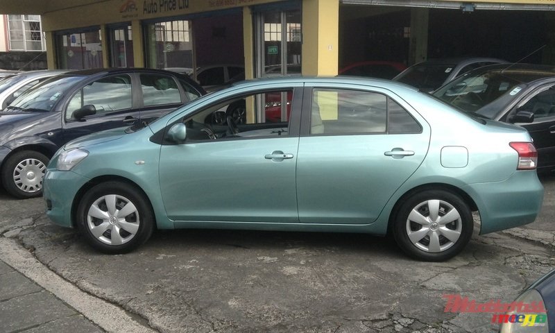 2005' Toyota Belta photo #2