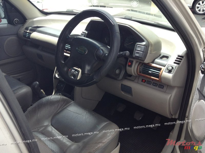 2000' Land Rover photo #4