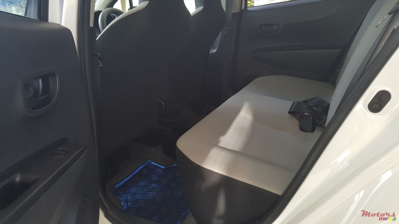 2012' Toyota Vitz photo #6