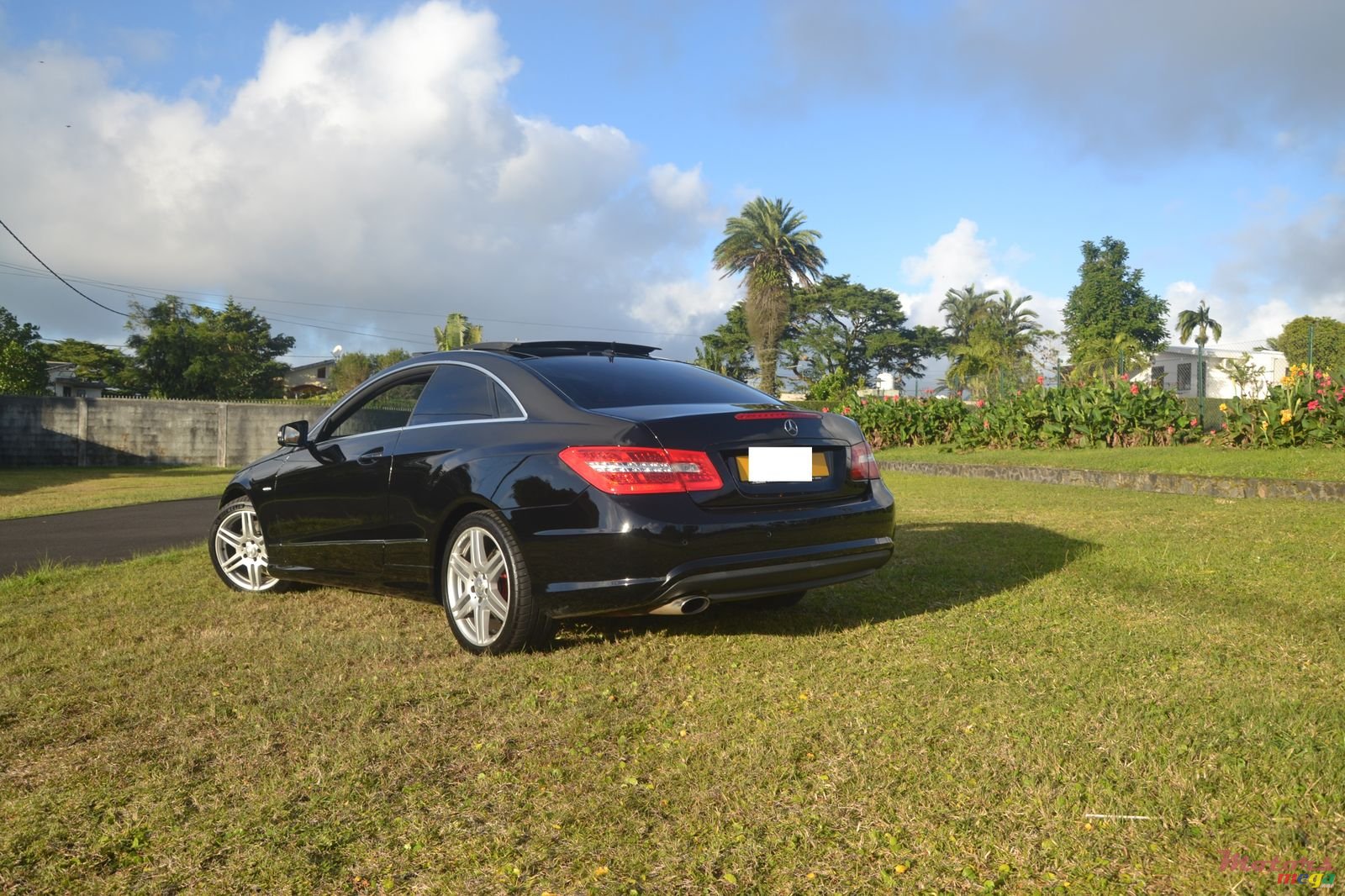 2011' Mercedes-Benz E250 Coupe photo #2