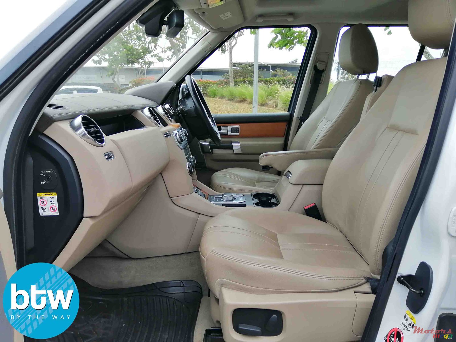 2014' Land Rover Discovery 4 SE photo #4