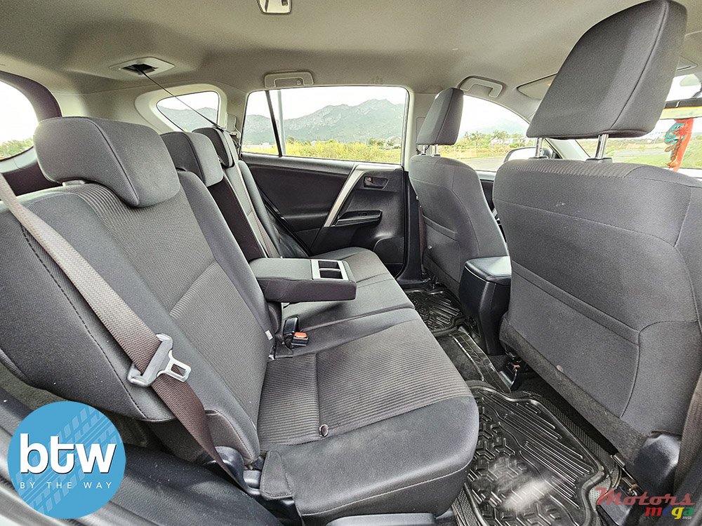 2017' Toyota RAV4 photo #6