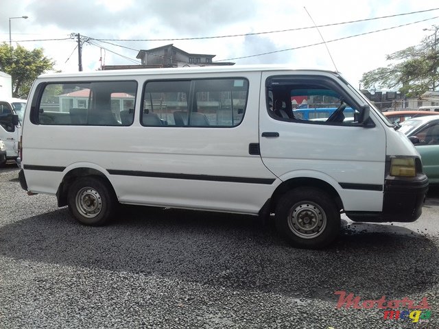 2002' Toyota Hi-Ace photo #1