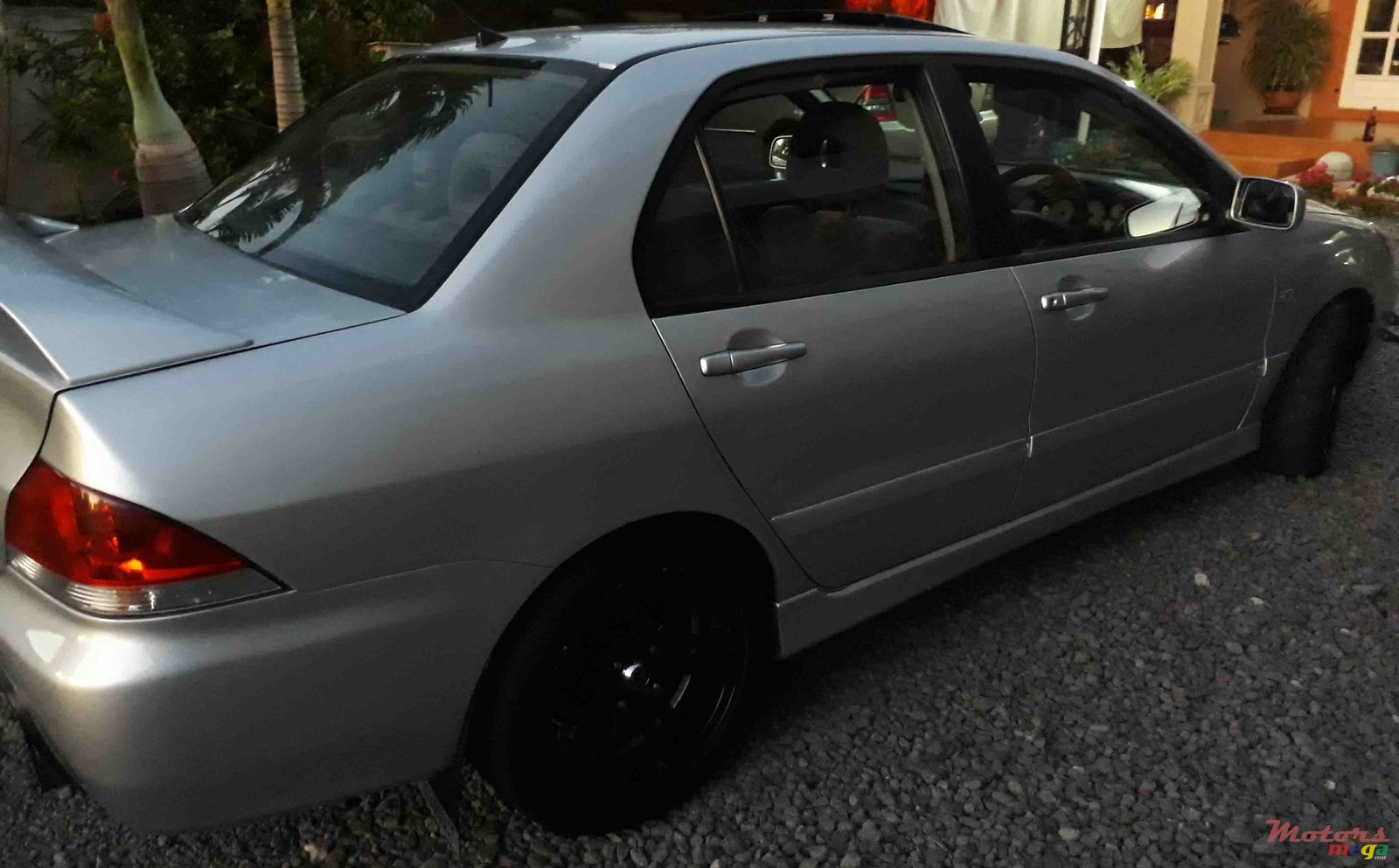 2005' Mitsubishi photo #4