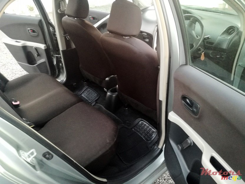 2006' Toyota Yaris Manual photo #4