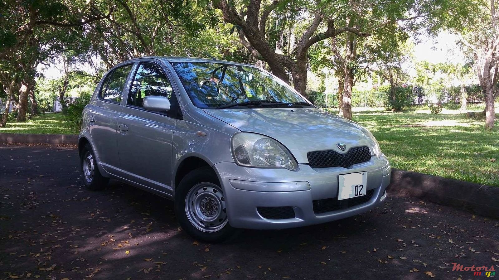 2002' Toyota Vitz photo #1