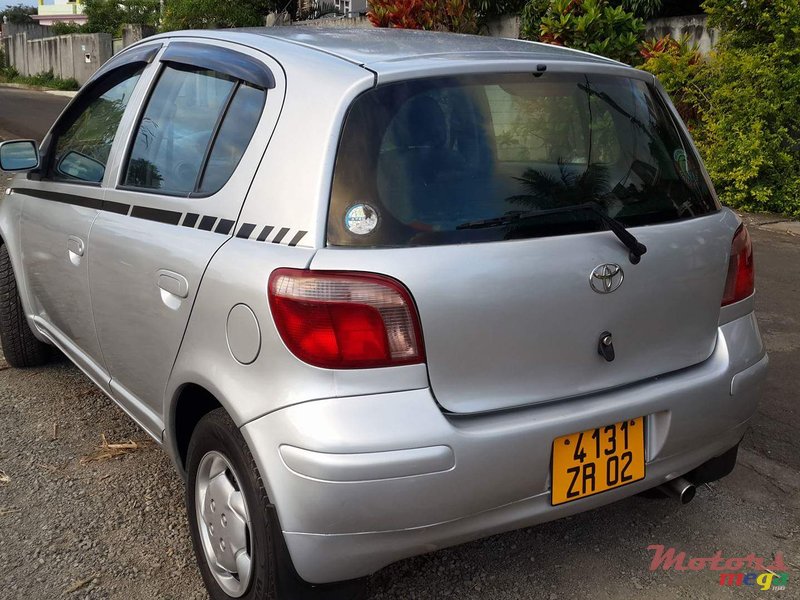 2002' Toyota Vitz photo #2