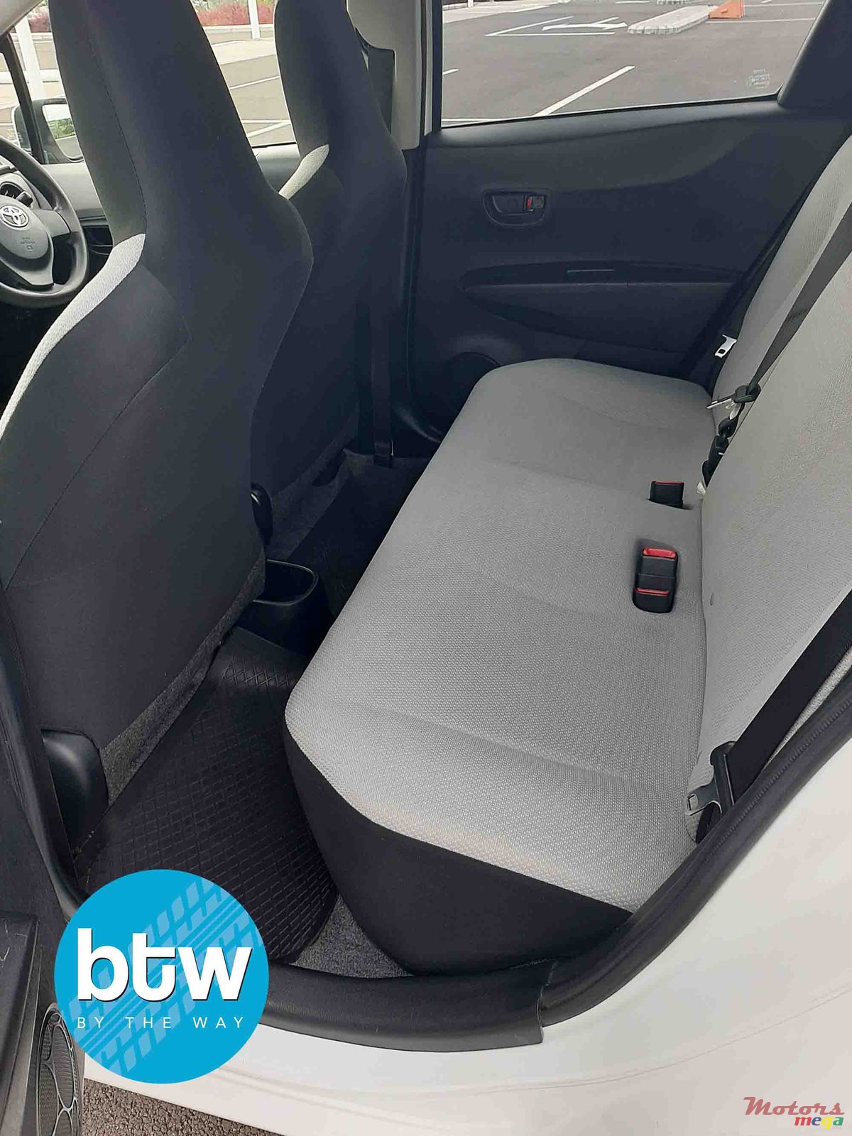 2012' Toyota Vitz photo #4