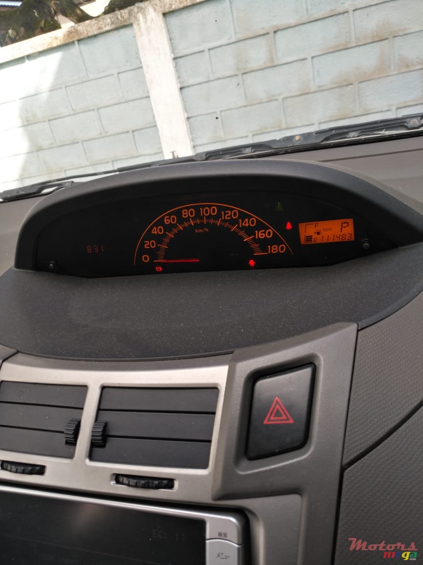 2009' Toyota Vitz photo #4