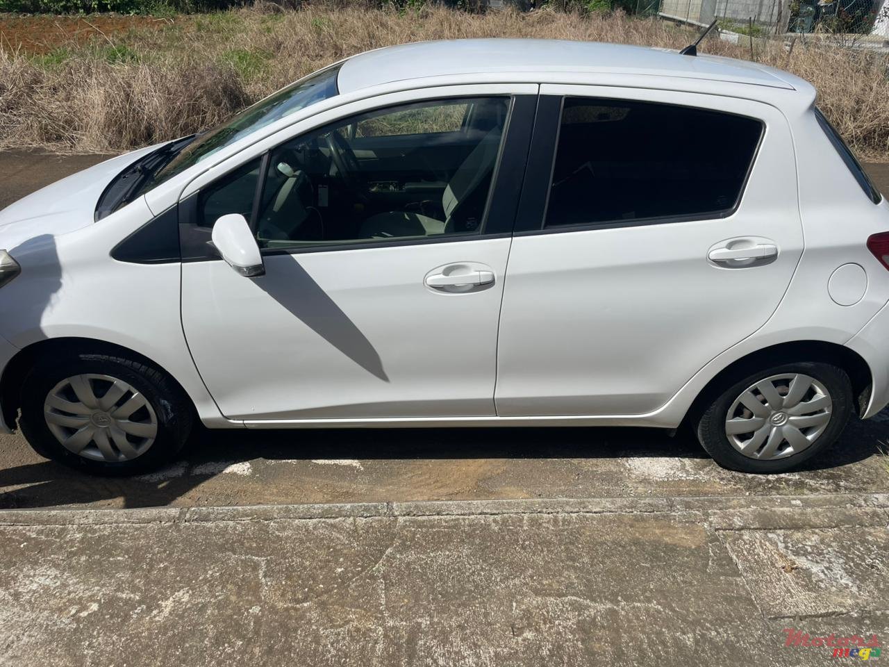 2013' Toyota Vitz photo #5