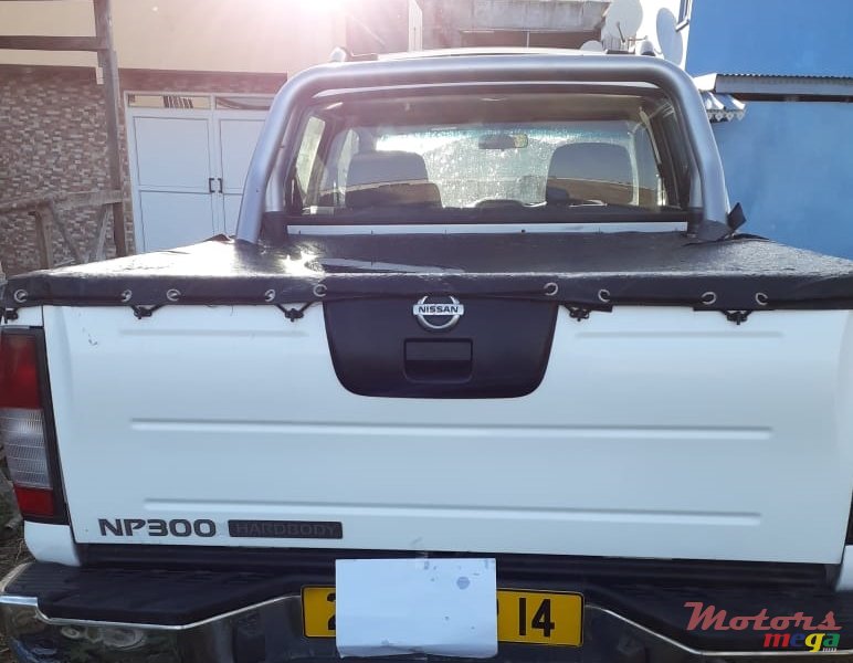 2014' Nissan 4x2 Pick Up photo #2