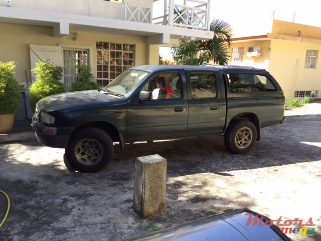 2001' Mazda B2500 photo #1
