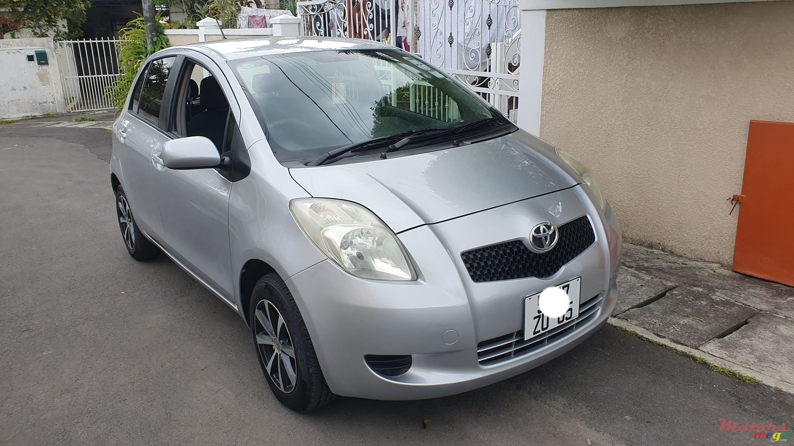 2005' Toyota Vitz photo #1