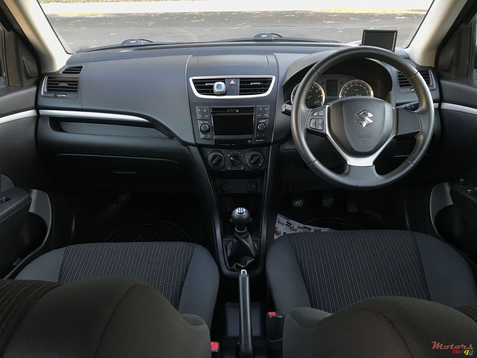 2015' Suzuki Swift photo #7