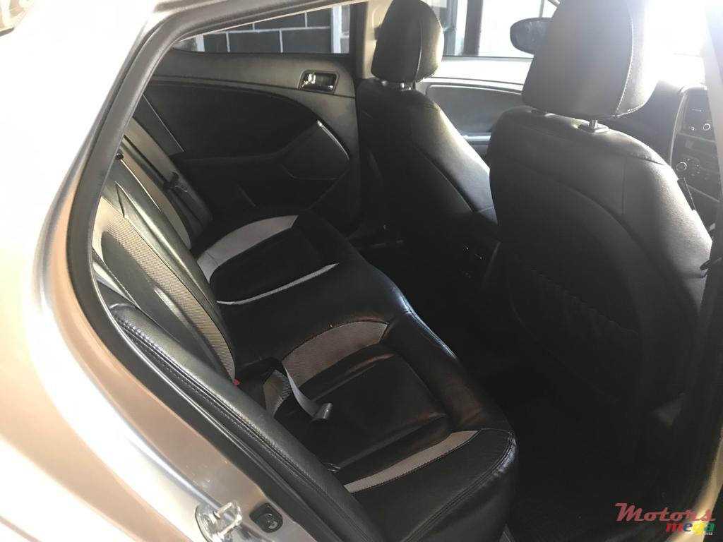 2012' Kia Optima photo #6