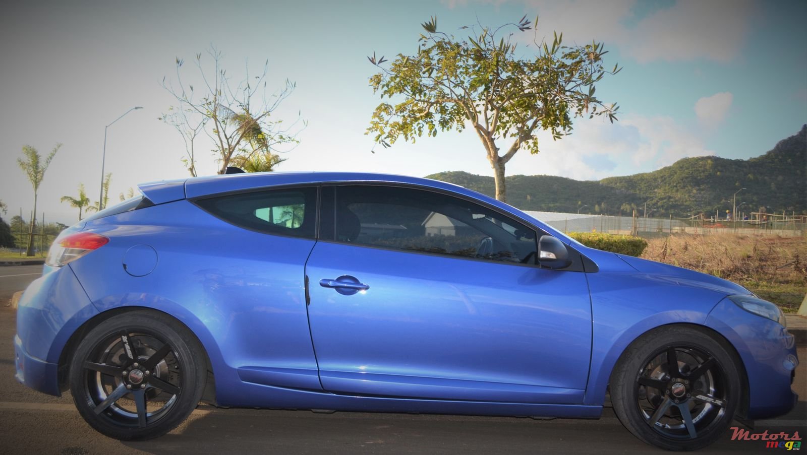 2012' Renault Megane photo #2