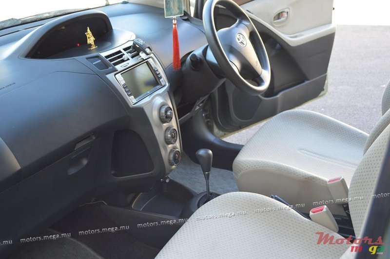 2006' Toyota Yaris vitz photo #1