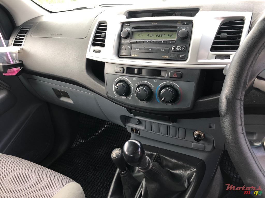 2011' Toyota Hilux Raider 3.0 D42 photo #7