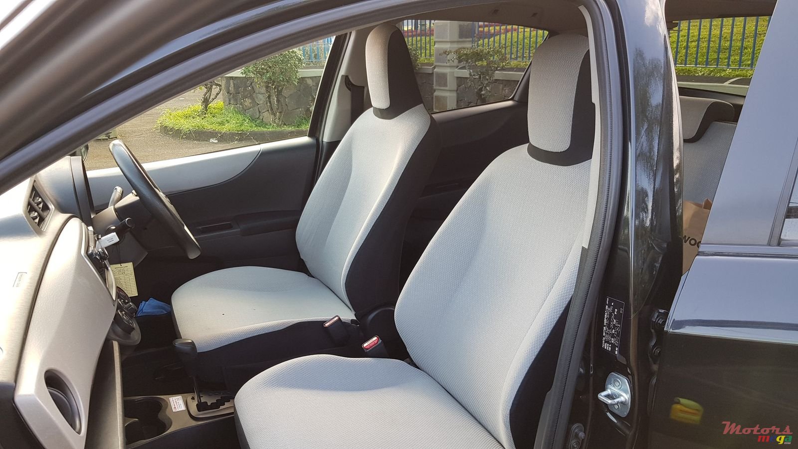 2012' Toyota Vitz photo #3