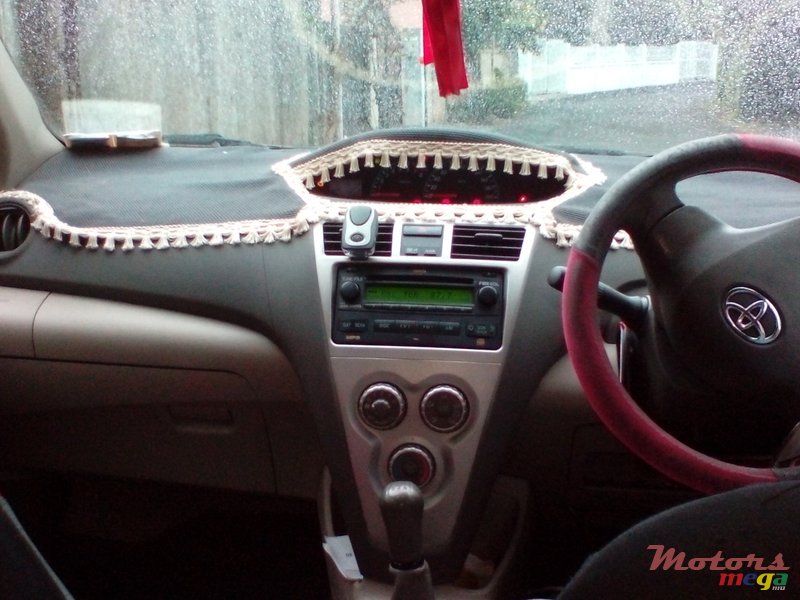 2009' Toyota Yaris photo #4