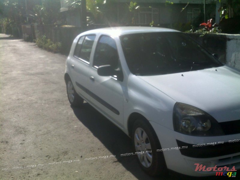 2005' Renault Clio 2 photo #1