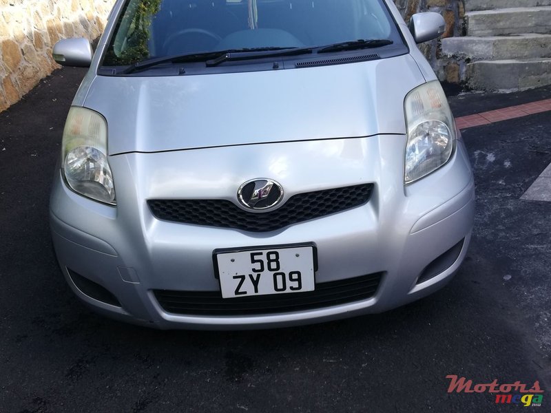 2009' Toyota Vitz photo #3