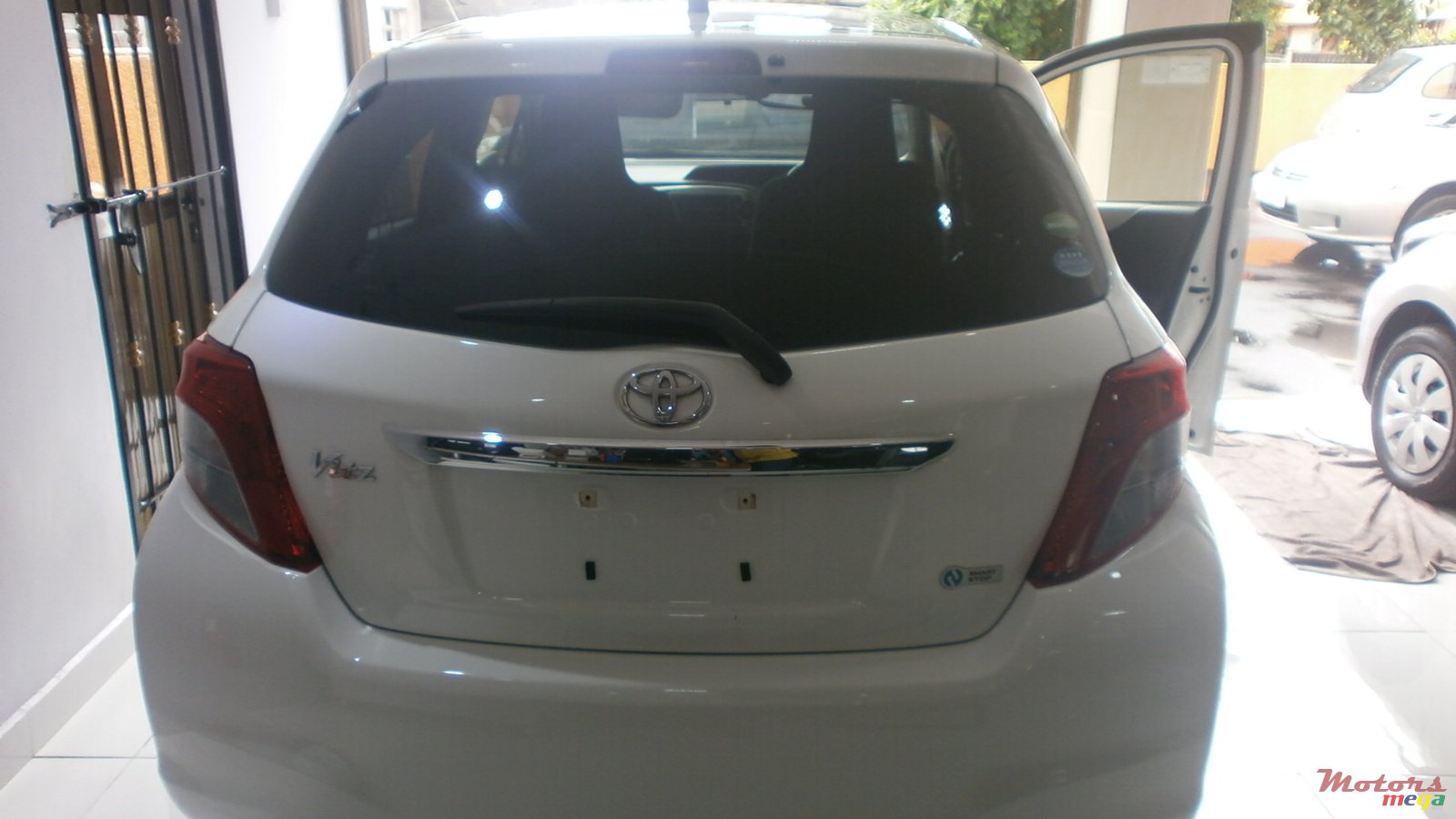 2012' Toyota Vitz photo #2