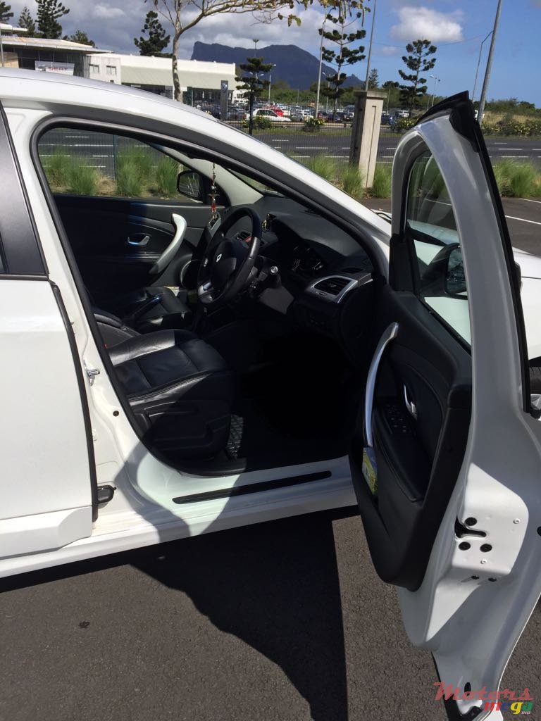 2013' Renault Fluence photo #6