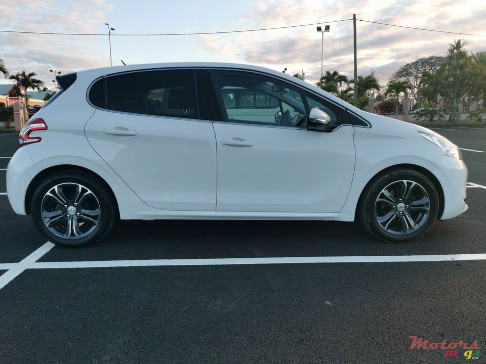 2015' Peugeot 208 Hatchback photo #2