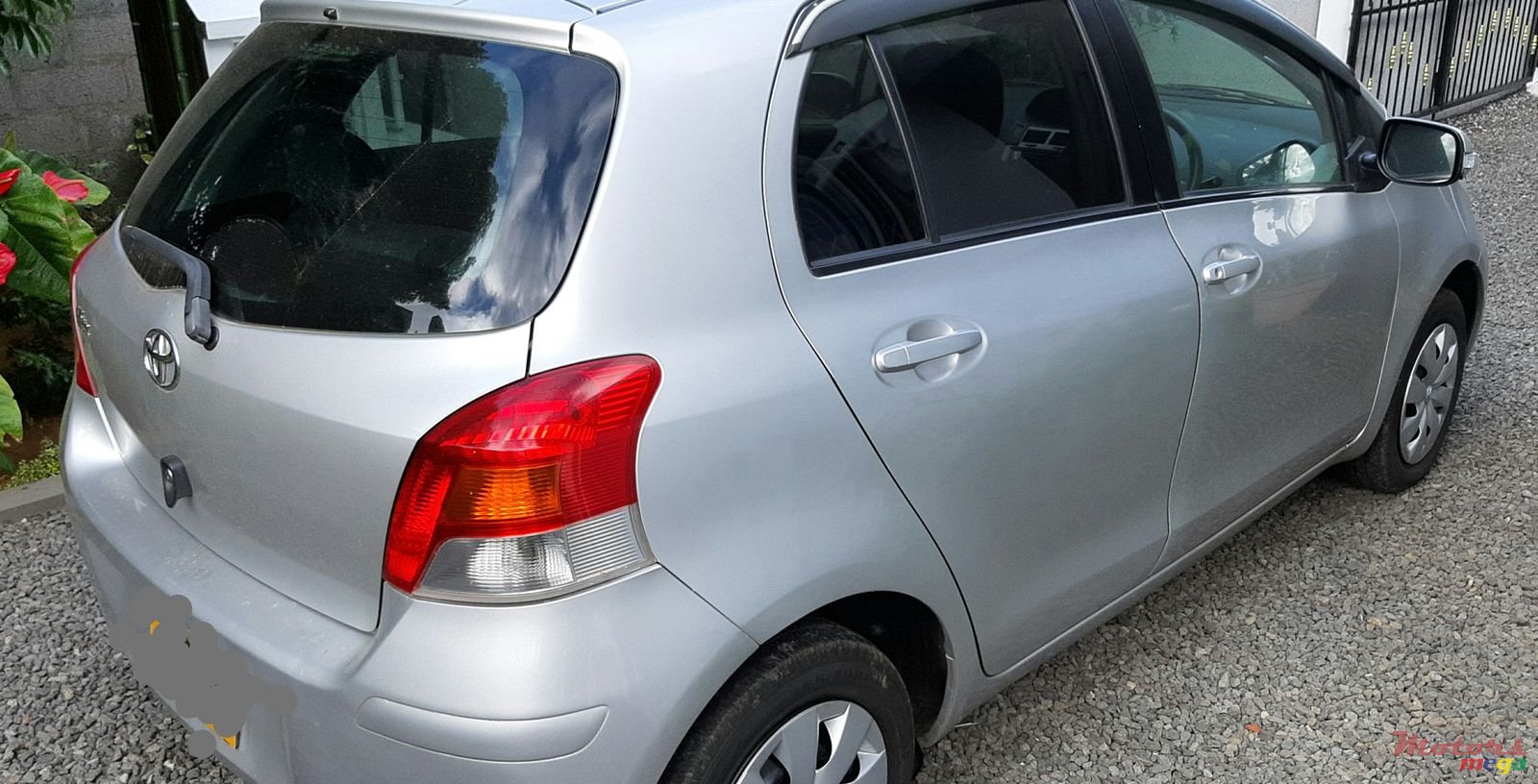 2010' Toyota Vitz .yes photo #2