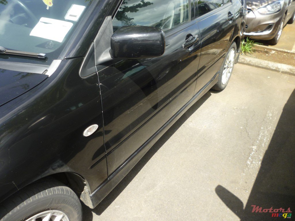 2005' Mitsubishi Lancer GLX photo #3