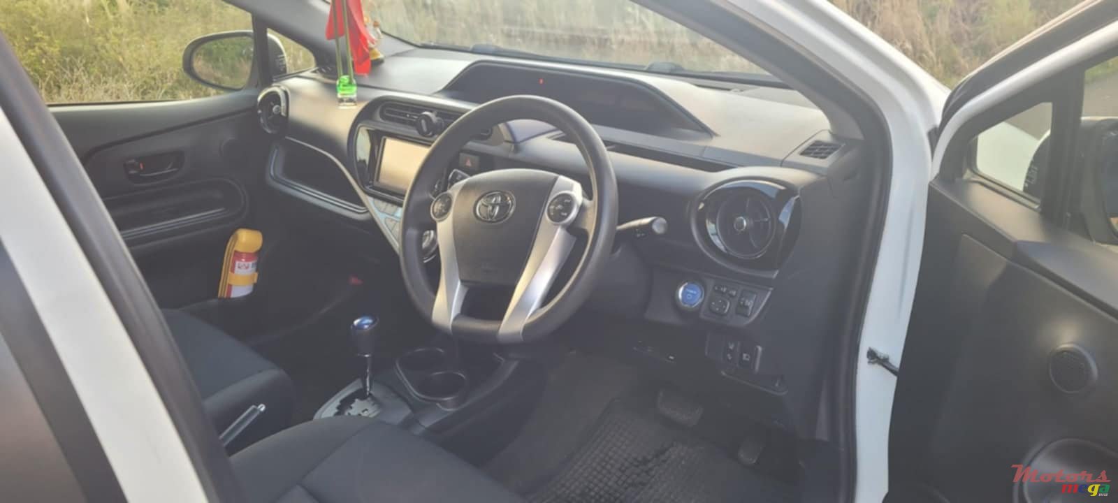 2016' Toyota Aqua photo #2