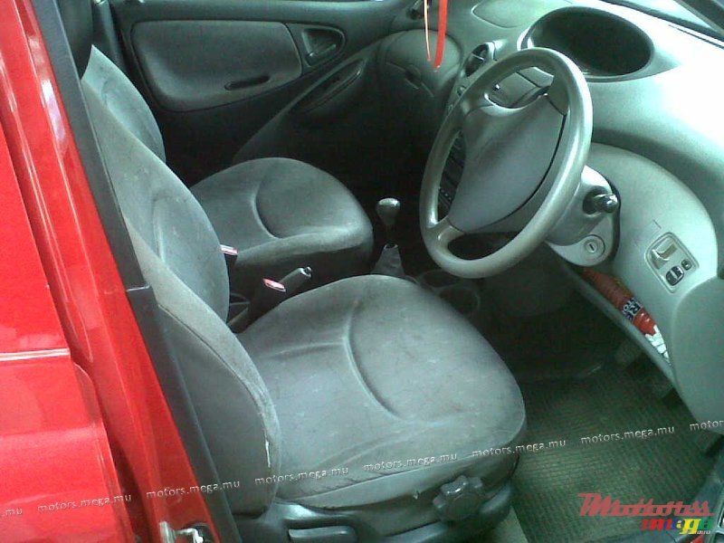 2000' Toyota Vitz photo #4