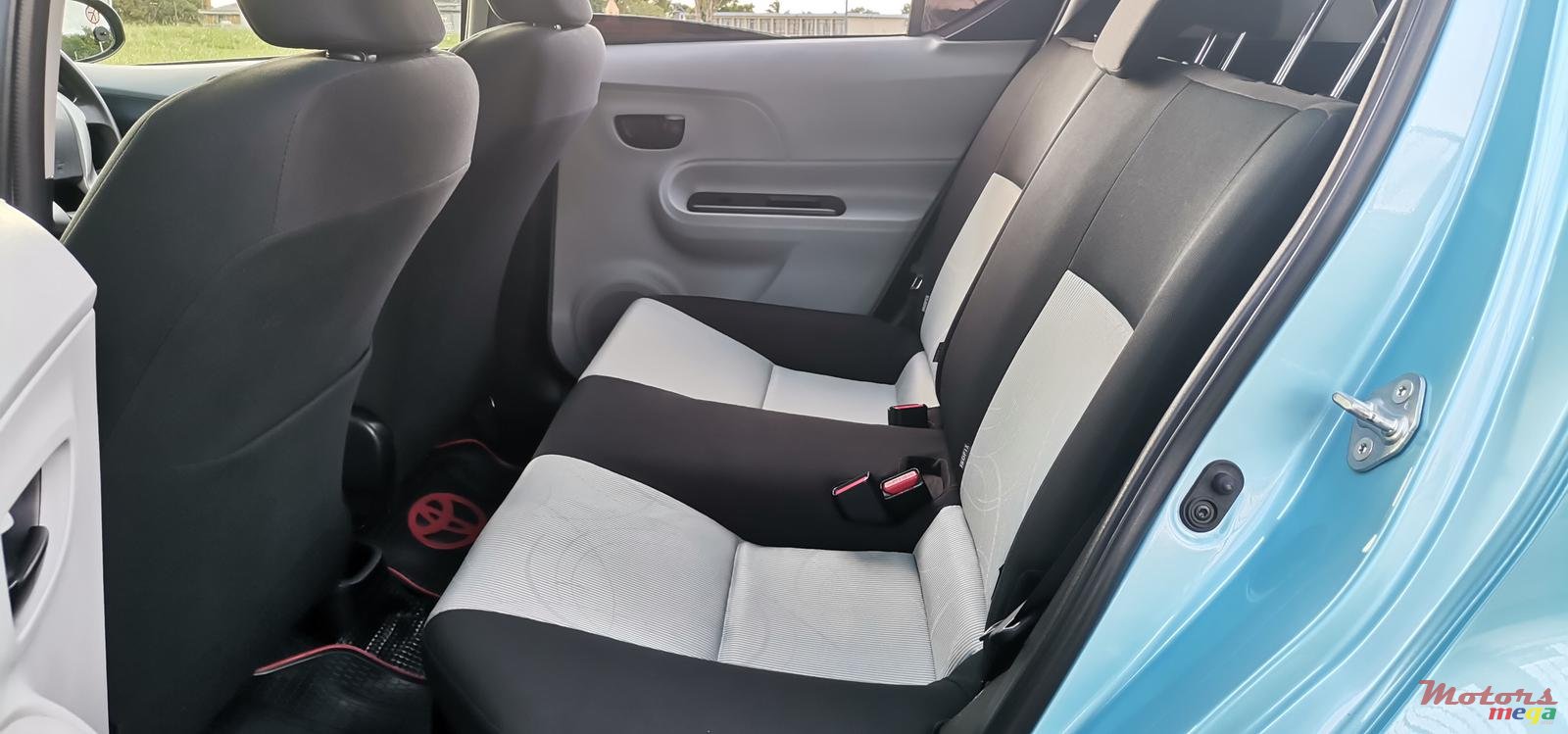 2012' Toyota Aqua photo #7