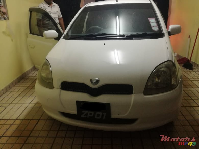 2001' Toyota Vitz photo #2