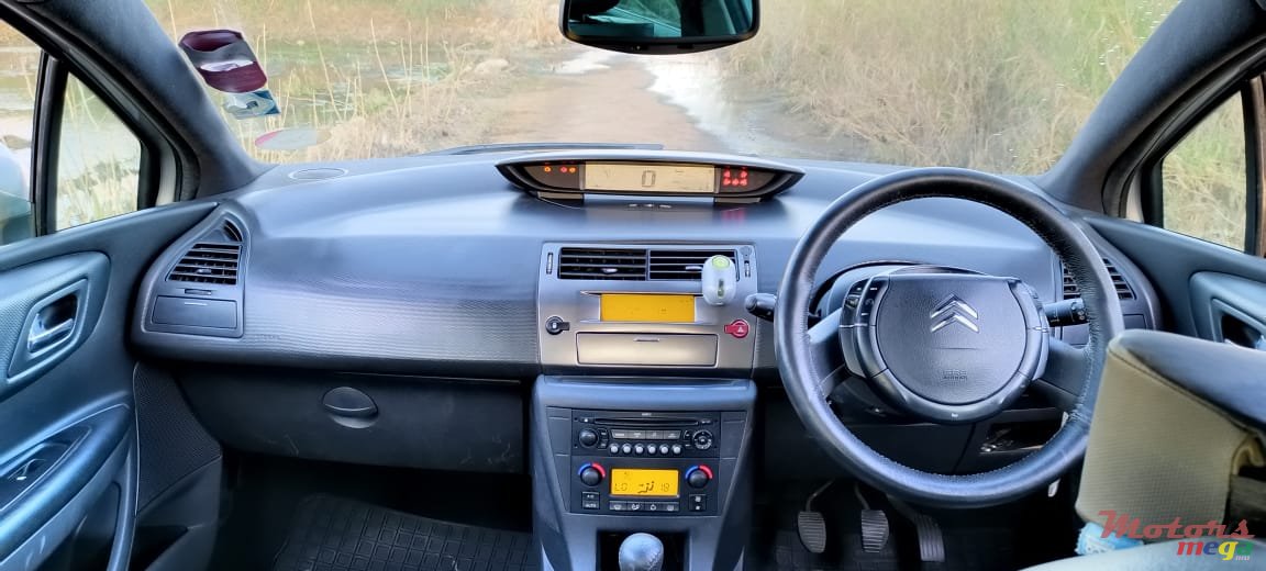 2009' Citroen C4 photo #4