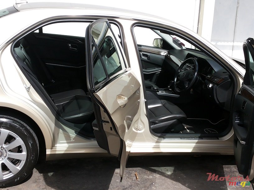 2011' Mercedes-Benz 200E photo #4