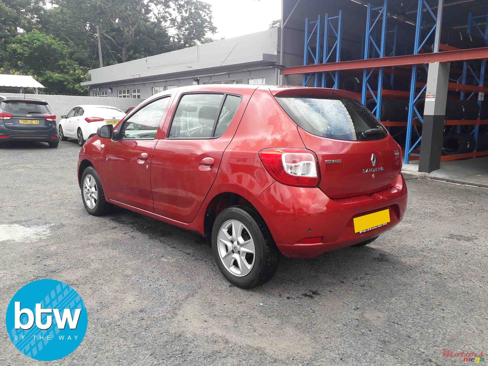 2014' Renault Sandero photo #2