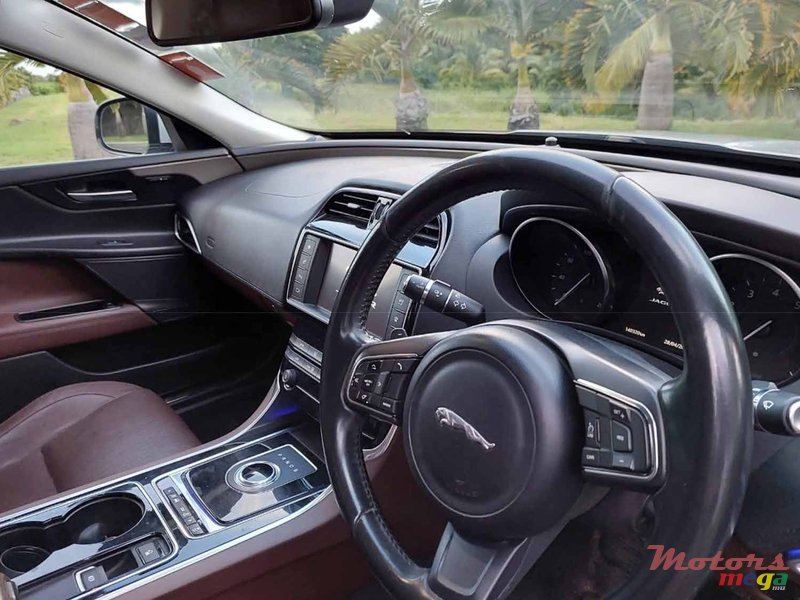 2017' Jaguar XE photo #5