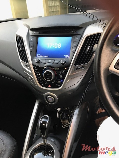 2012' Hyundai Veloster photo #2