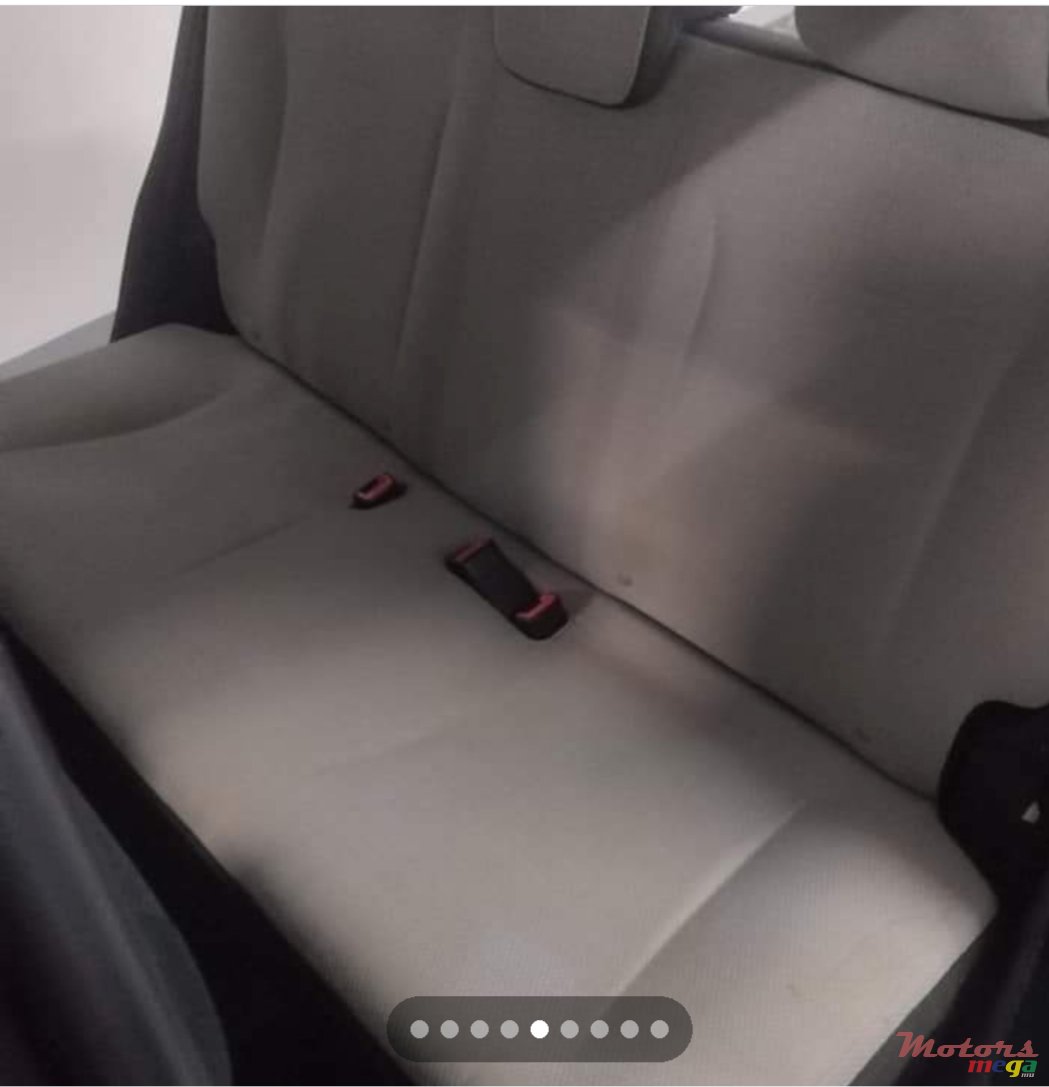 2012' Toyota Vitz photo #2