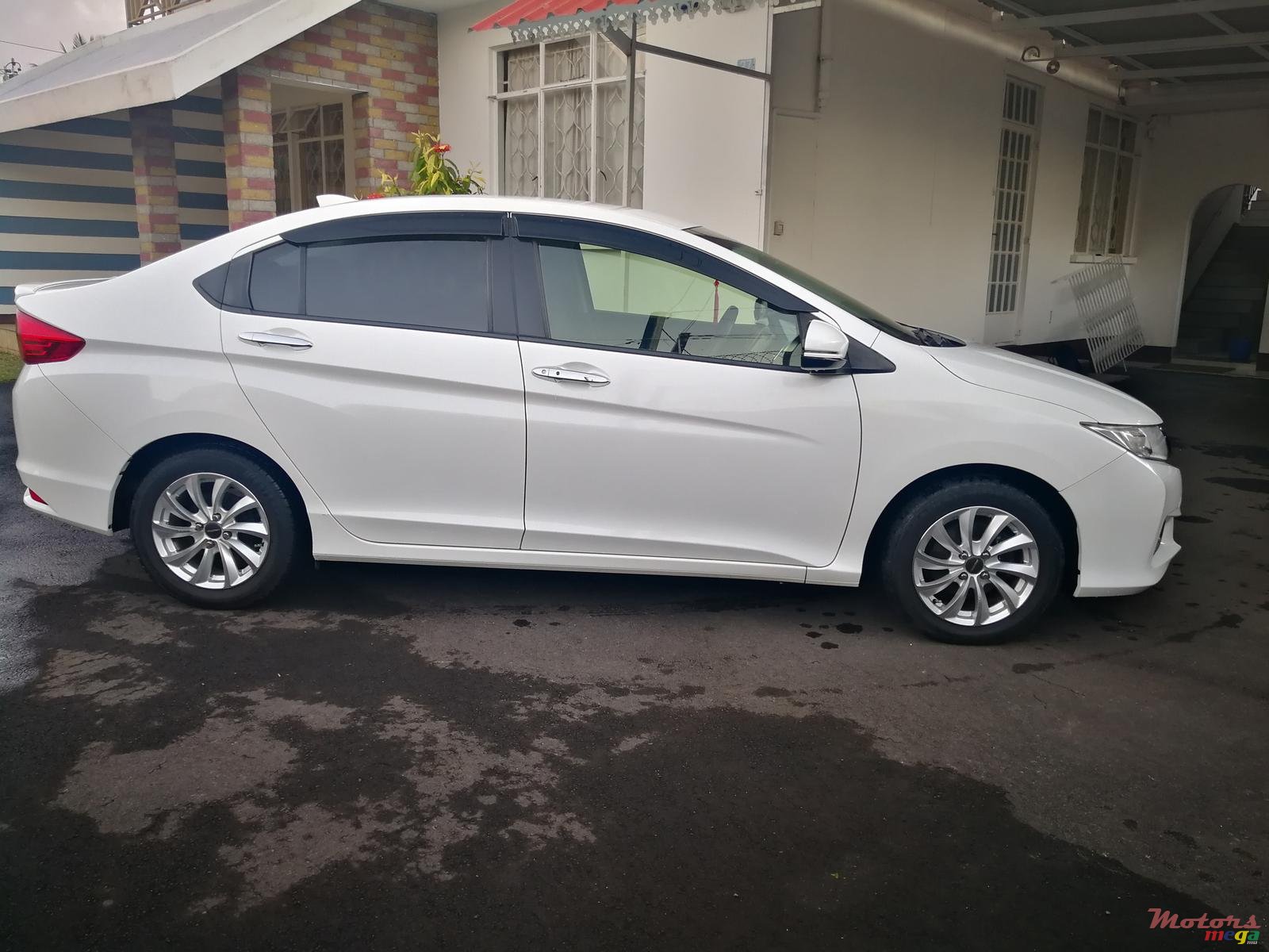 2015' Honda Grace photo #5