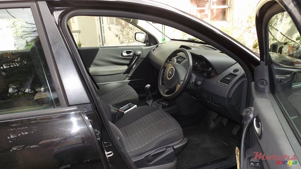 2009' Renault Megane photo #7