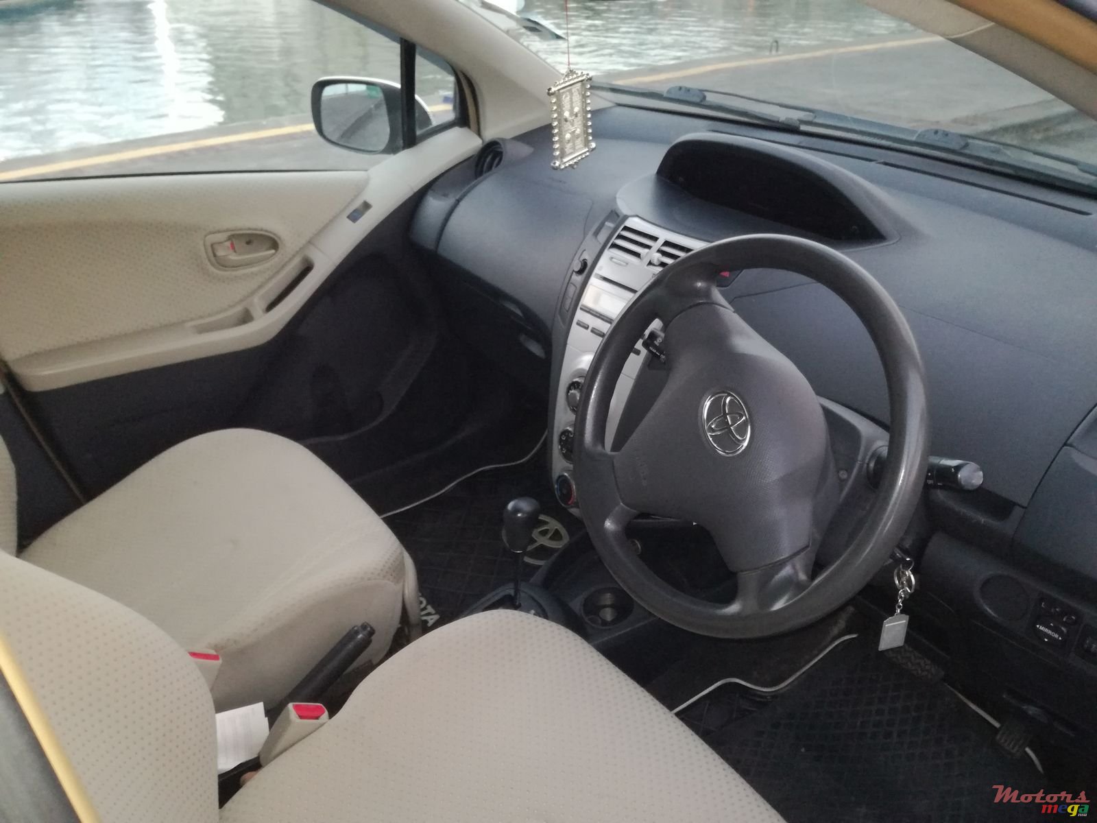 2006' Toyota Vitz photo #7