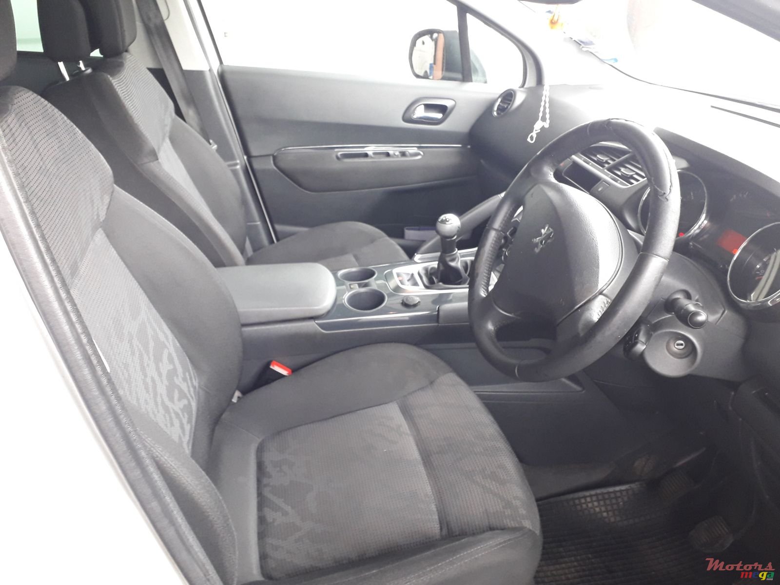 2011' Peugeot 3008 Panoramic view photo #3